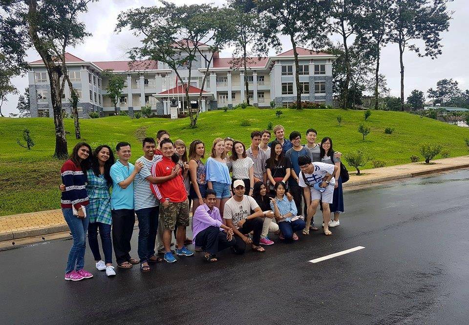 Sinh viên quốc tế chụp hình ở cơ sở Bảo Lộc của trường đại học Tôn Đức Thắng
