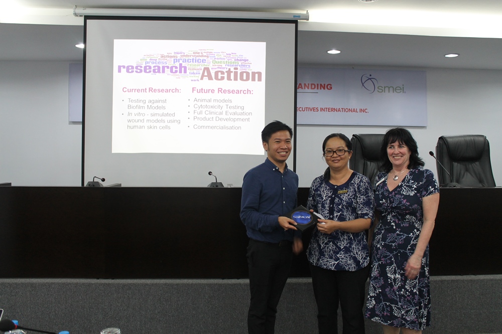 Đại diện của tổ chức phi chính phủ GO2UK liên kết đào tạo quốc tế UK-Việt Nam tặng quà lưu niệm cho khoa